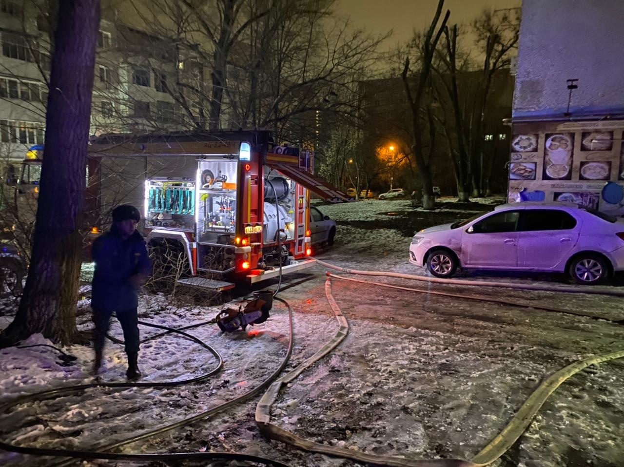 Ростов на дону люди. Пожар. Пожар в доме. Дом ночью. Пожар в Ростове-на-Дону вчера на Северном.