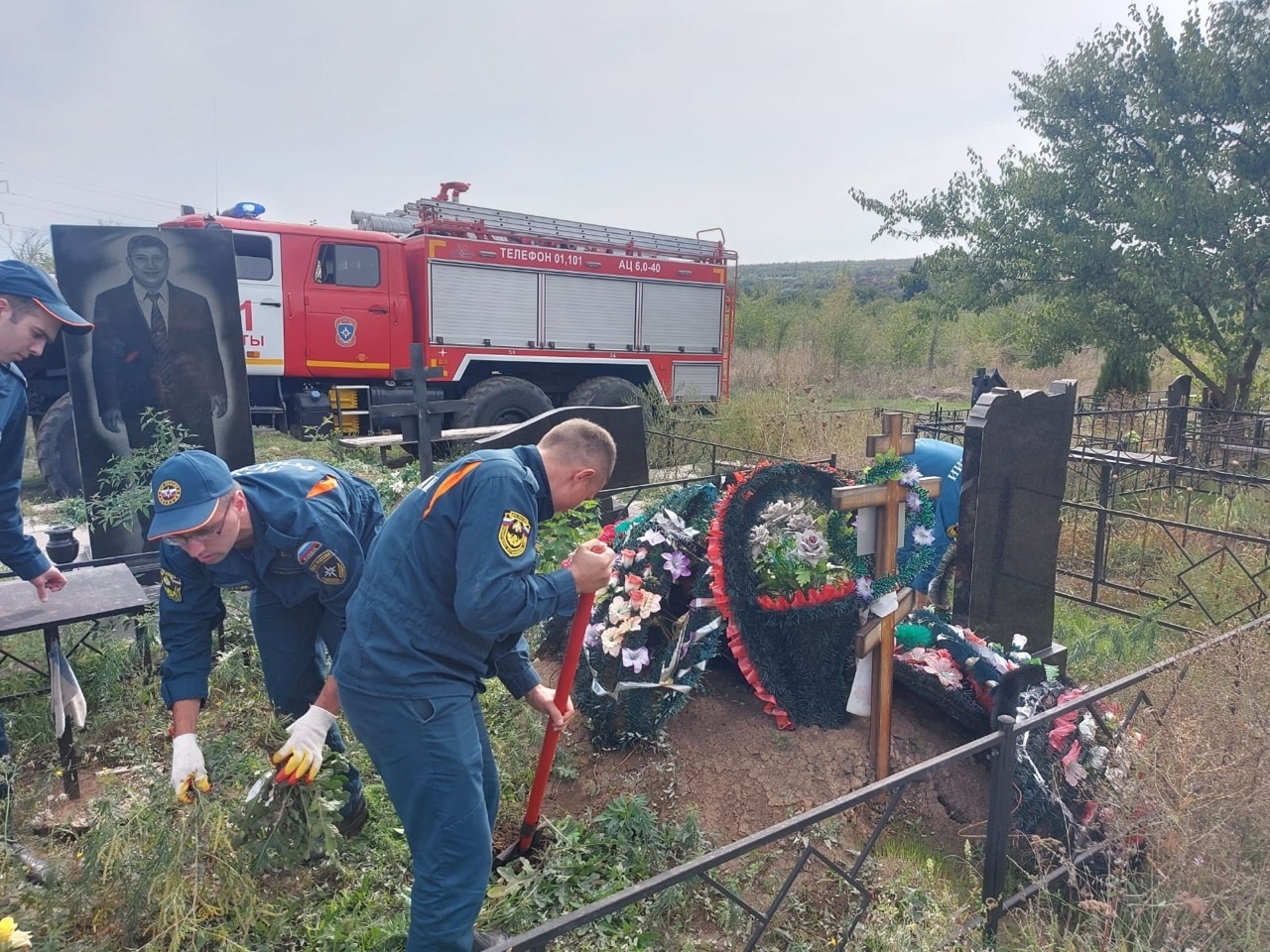 Сотрудники МЧС ухаживают за памятниками ветеранов пожарной охраны - Новости  - Главное управление МЧС России по Ростовской области