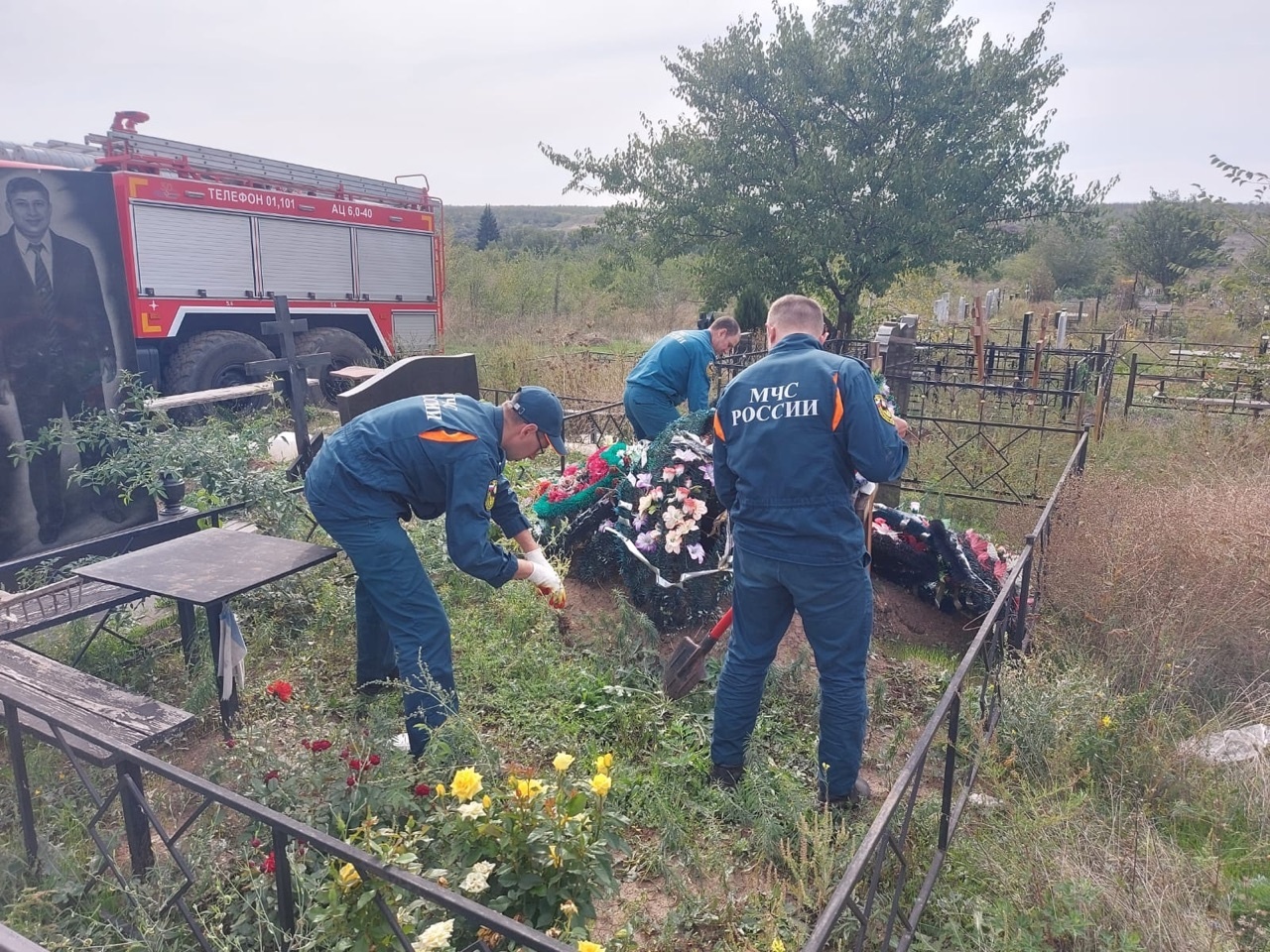 Сотрудники МЧС ухаживают за памятниками ветеранов пожарной охраны - Новости  - Главное управление МЧС России по Ростовской области