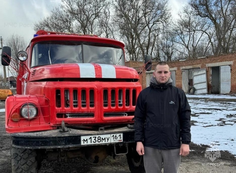 Доброволец Виталий Чернышов, вынесший из огня детей, награжден медалью МЧС России «За спасение на пожаре»