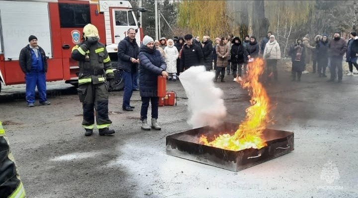 Сотрудники МЧС России обучили правилам пожарной безопасности работников горбольницы в г. Волгодонске